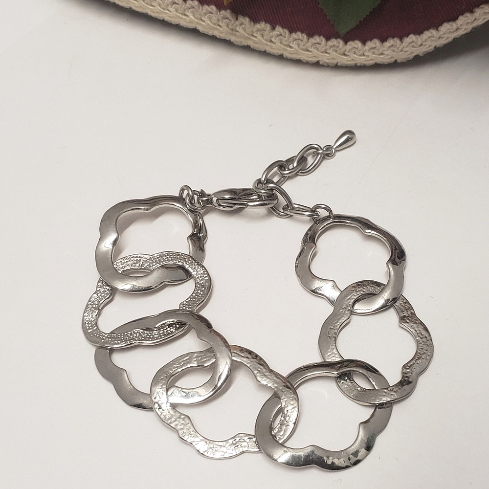 Gorgeous Silver tone Statement Bracelet - Picture 1 of 4